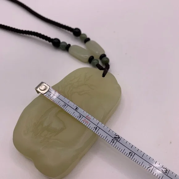Gorgeous Hetian Jade necklace with carved deer detailing - Picture 5 of 7